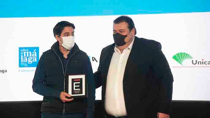 Pablo Sánchez López, de LOS MARINOS JOSÉ, recibe el galardón al 'Mejor restaurante de producto', premio del jurado (Foto F. Silva).