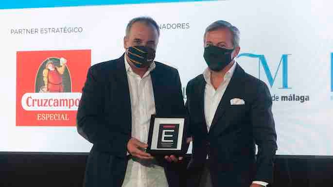 Álvaro Arbeloa, de TA-KUMI MARBELLA, recibe el galardón en la categoría 'Mejor restaurante de cocina internacional', premio del jurado (Foto F. Silva).