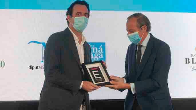 Willie Orellana, de TABERNA UVEDOBLE, recibe el galardón en la categoría 'Mejor restaurante informal/ barra', premio del público (Foto F. Silva).