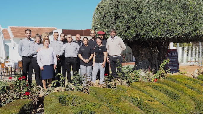 El equipo del restaurante de Cándida posa delante del establecimiento (M. S.).