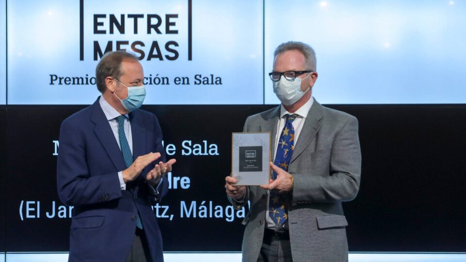 Álvaro Rodríguez Guitart, director general de ABC Andalucía, entrega el premio a Mejor Jefe de Sala a Serge Sudre, de El Jardín de Lutz.