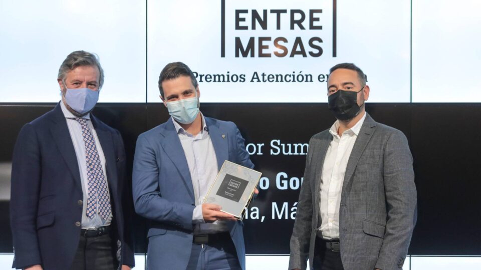 Manuel Salinero y Enrique Pérez entregan el Premio a Mejor Sumiller a Rodrigo González (en el centro), de Leña.