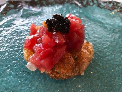 Tartar de atún con clara frita y yema curada (Carlos Maribona). 