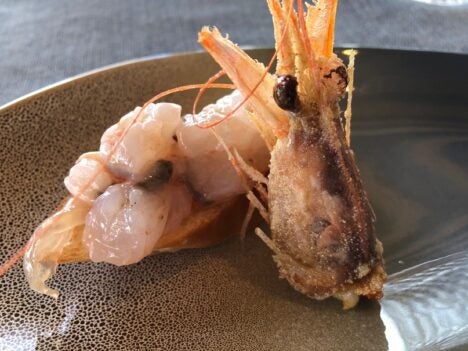 Tosta de pan brioche con tartar de gamba blanca y panceta (Carlos Maribona).