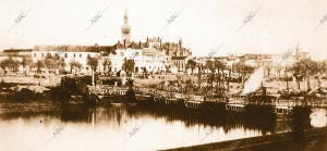 El puente de barcas, fotografiado por el Vizconde de Vigier en 1851, cuando...