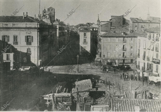 La iglesia del Buen Suceso y las casas de la esquina de Carretas, en trance de...