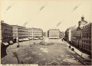 La casa de Correos, actual sede de la Comunidad de Madrid, preside la plaza