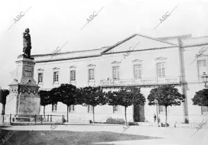 El museo Provincial con la estatua de Murillo