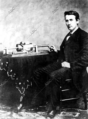 Thomas Alva Edison junto a uno de sus inventos: el fonógrafo