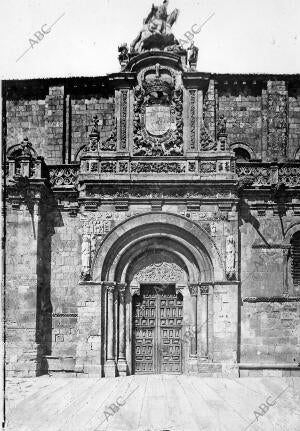 Puerta principal de la Colegiata de San Isidoro