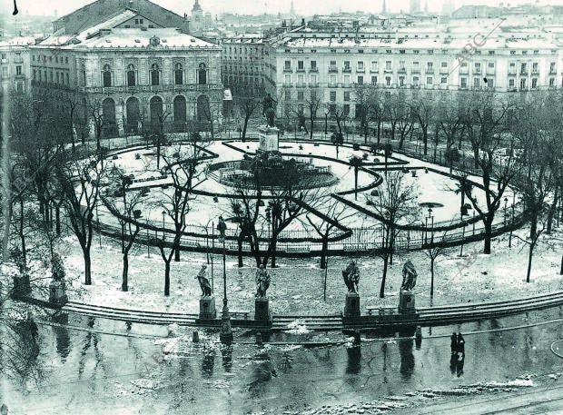 La plaza de Oriente con los edificios compuestos según las ordenanzas del...