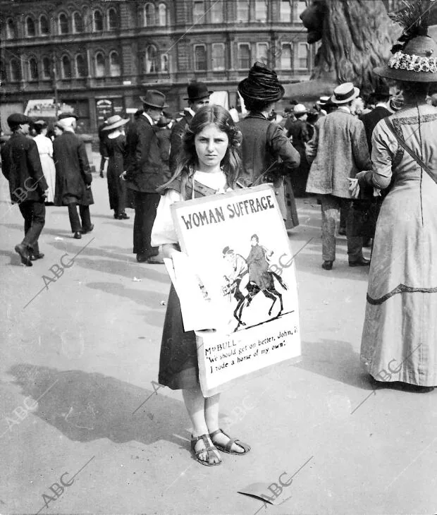 Una niña haciendo campaña a favor del sufragio femenino en Reino Unido a...