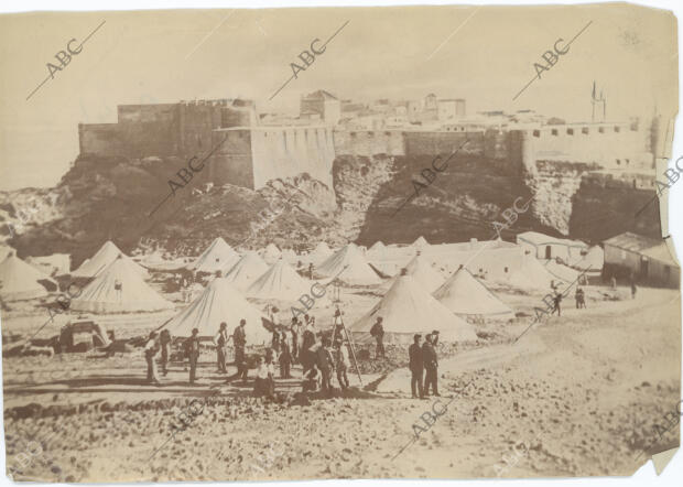 Campamento de Victoria Grande, al lado de la muralla de la ciudad, durante la...