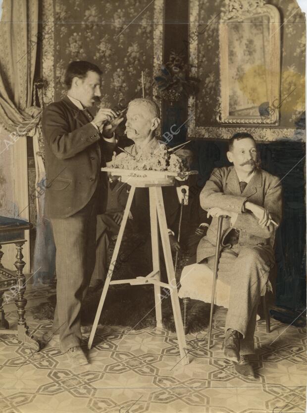 Benito Pérez Galdós posando para el escultor alicantino Vicente Bañols