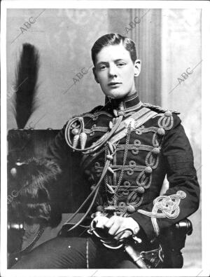 Mr. Winston Churchill con el uniforme del regimiento IV de Húsares