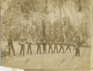 A derecha, Alfonso XIII, Pedro Díez de Rivera (conde de Almodóvar), Eduardo...