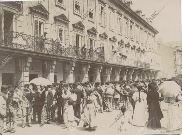 Paso del batallón de cazadores de Reus por la travesía de la Marina