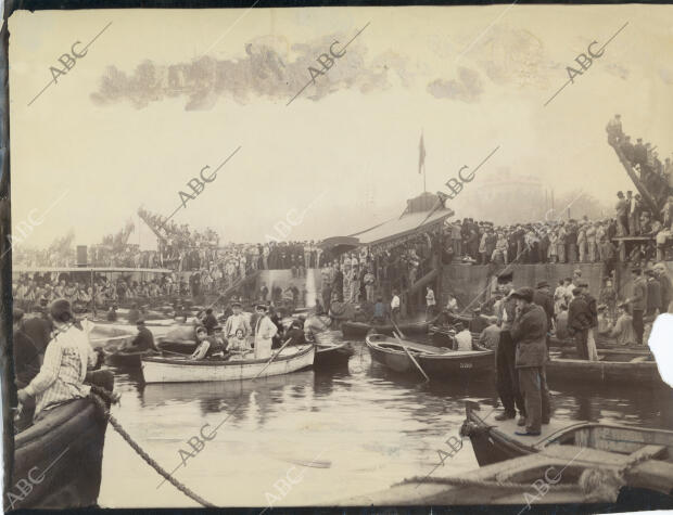 Embarque de los batallones Navarra y San Quintín en el muelle de la Riba de...