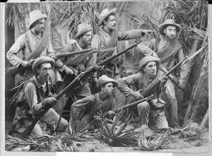 Un grupo de Soldados Posan ante la cámara en una Selva "de Estudio", Simulando...