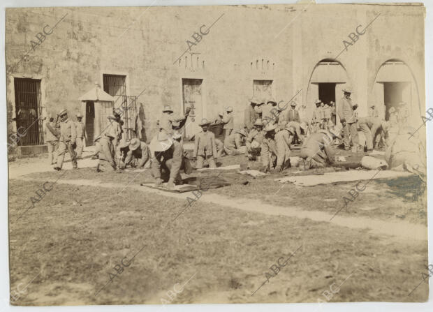 Los soldados españoles arreglando el macuto