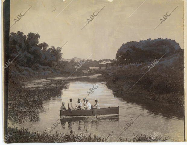 Una barca por el río Yayabo, uno de los sitios más vigilados por la guarnición...