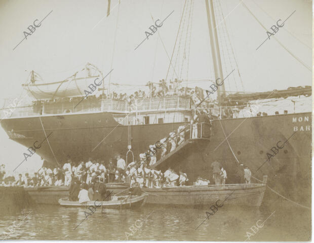 El batallón Luzón embarcando en el buque Montevideo