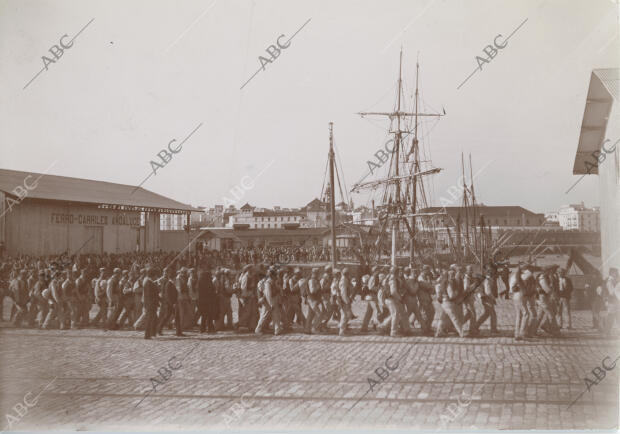 Paso del batallón de Wad Ras en el muelle de del puerto de Cádiz