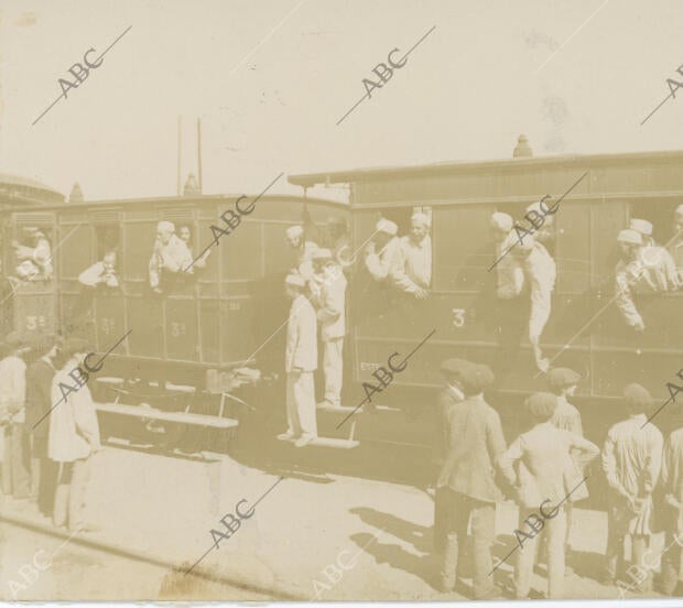 Los soldados de Gerona y del Infante saliendo en el tren militar de Zaragoza con...