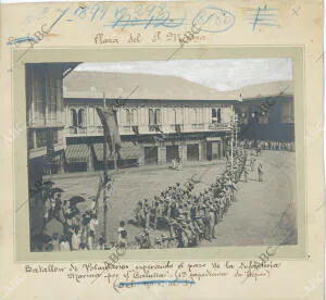 El batallón de voluntarios esperando el paso de la infantería de marina, en la...