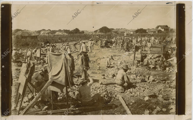 Elaboración de grava para el hormigón de las torres de la de la trocha de Júcaro...