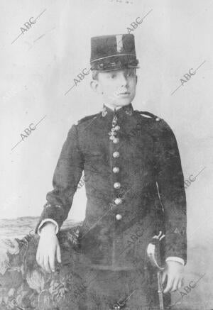 El monarca Alfonso XIII posa con el uniforme de alumno de la Academia de...