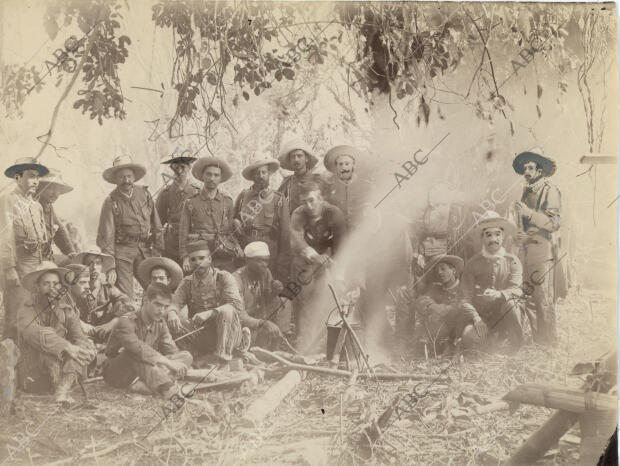 Tropas españolas en el momento del rancho