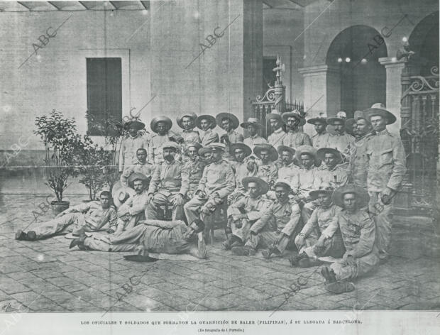 Los oficiales y soldados que formaron la guarnición de Baler (Filipinas), a su...