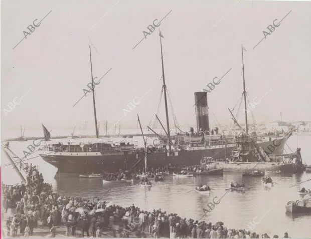 Desembarco en el puerto de Alicante del trasatlántico Miguel Jover