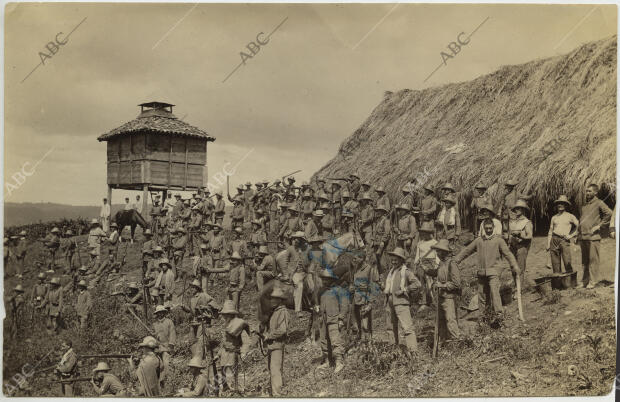 Cuba, junio de 1898. Guerra de Cuba. Un grupo de combatiendes de infantería