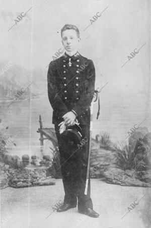 Alfonso Xiii posa con uniforme de marina A la edad de 13 Años