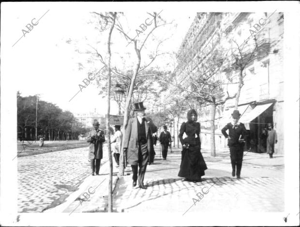 El político y académico Francisco Silvela y de Le Vielleuze paseando junto a su...