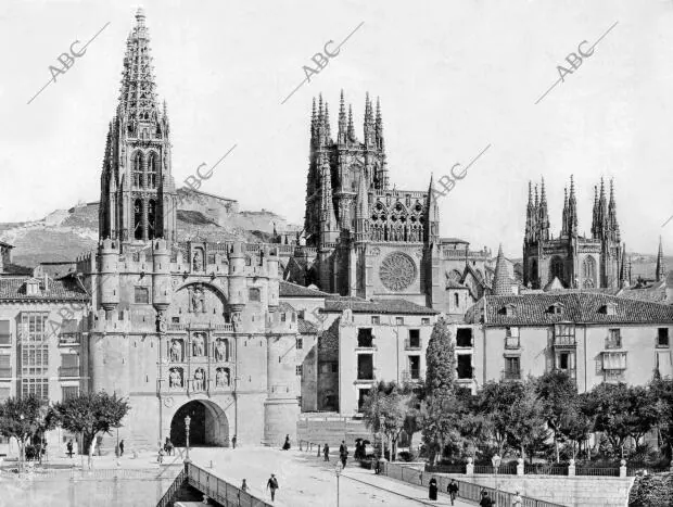 Vista de la ciudad con el Arco de Santa María y la Catedral