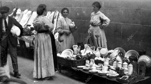 Puestos de un mercadillo en la capital