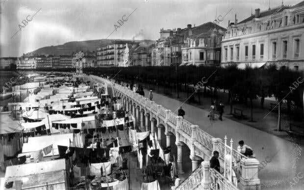 Vista de la playa de La Concha y del paseo marítimo