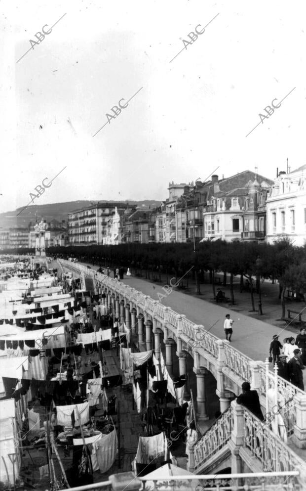 Vista del paseo marítimo que pasa por la playa de la Concha