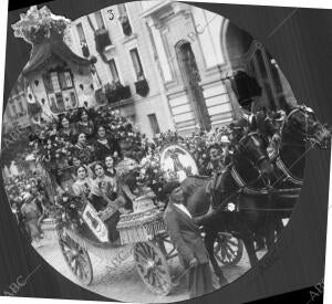 Una carroza durante las fiestas de carnaval a principios del siglo XX