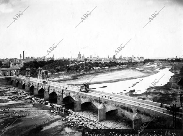 Vista general de la ciudad y del río Turia