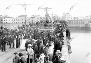 (CA.) El Cachorro, con potencias y coronado de espinas, pasa por el puente de...