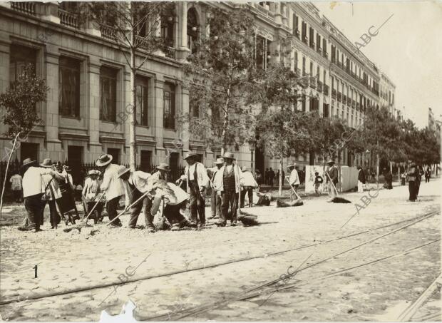 principios del Siglo XX. Unos barrenderos limpiando la calle de Alcalá, a la...
