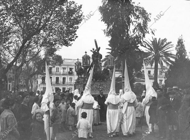 Semana santa en Sevilla: la cofradía de san Nicolás A su paso por los Jardines...