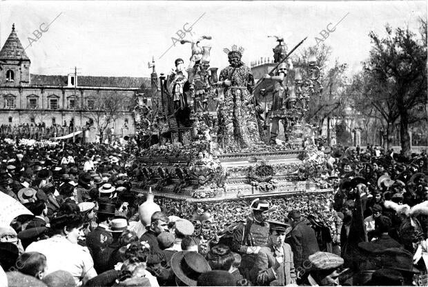 Procesión del Cristo de la Sentencia de San Gil en el barrio de la Macarena en...