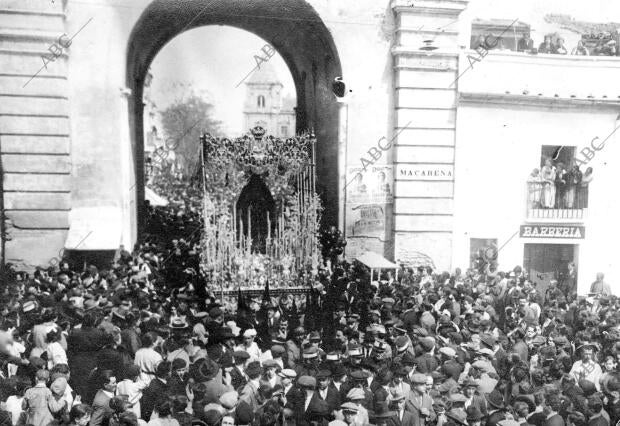 La Macarena A su paso por el arco del mismo nombre en Sevilla