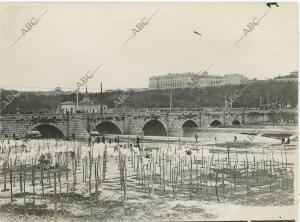 Imagen de los tendederos junto al Puente de Segovia de Madrid a principios del...