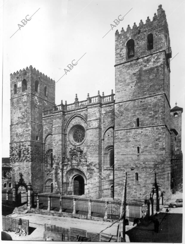 Fachada de la catedral de Sigüenza en una imagen de Principios del siglo Xx